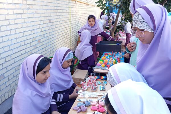 بازارچه دانش‌آموزی در دبستان شاهد شهید محمدرضا کشاورز 