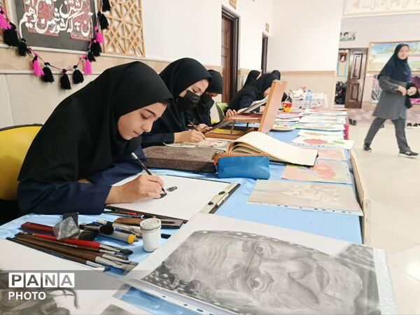نمایشگاه خلاقیت های دانش آموزی در دبیرستان نفیسه فاضلی قم