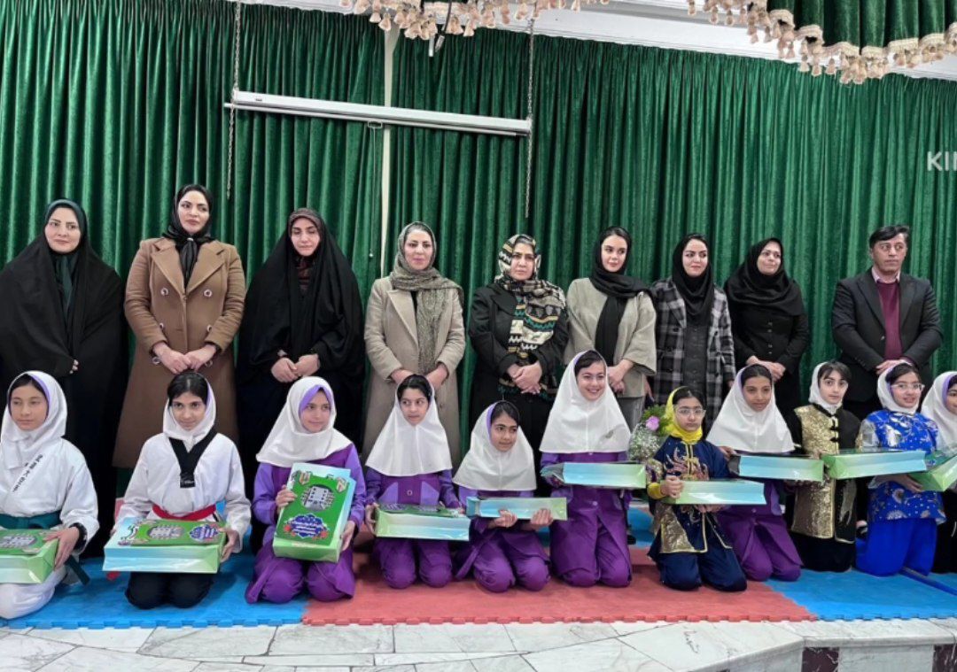 تجلیل از دانش‌آموزان قهرمان کشوری دبستان حاج عباس صفرپور