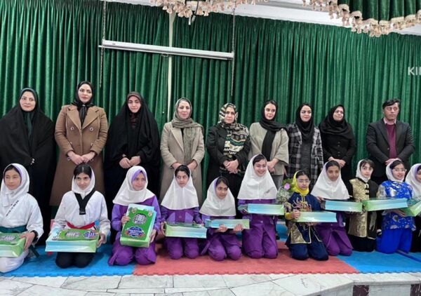 تجلیل از دانش‌آموزان قهرمان کشوری دبستان حاج عباس صفرپور