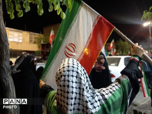 حضوری شبانه با پرچم پرافتخار ایران
