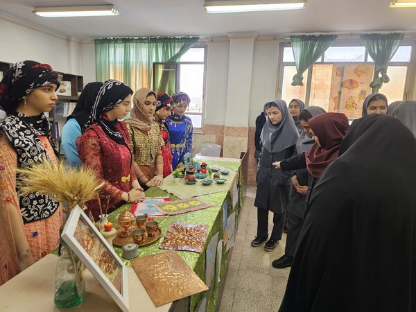 برپایی نمایشگاه علمی- پژوهشی و فرهنگی-هنری توسط دانش آموزان رشته علوم تجربی 