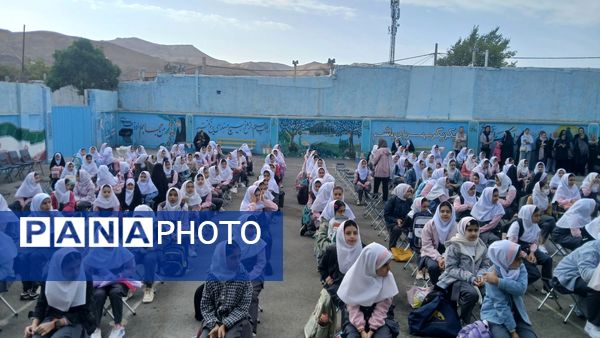 نواختن زنگ مهر در دبستان نجمه شهرستان فیروزکوه