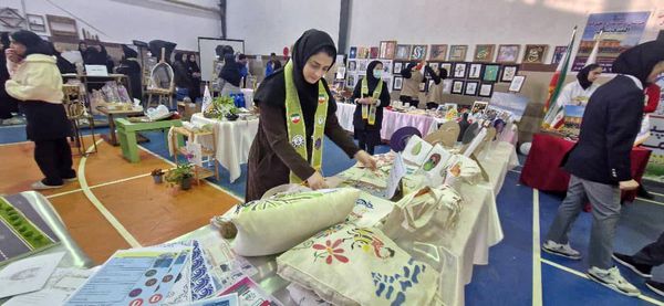 افتتاح نمایشگاه دست‌سازه‌های هنرجویان هنرستان‌های محمودآباد 