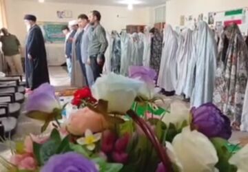 نماز جماعت در مدرسه شاهد آل عبا هویزه 