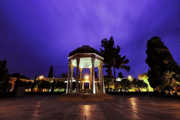 دیوان حافظ، کتابی پر رمز و راز است که همچون برگ زرینی در دل دفتر تاریخ ادبیات ایران زمین، می‌درخشد