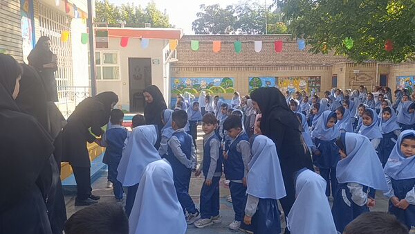زنگ آغاز مهر در دبستان دخترانه مهر و ماه آشخانه 
