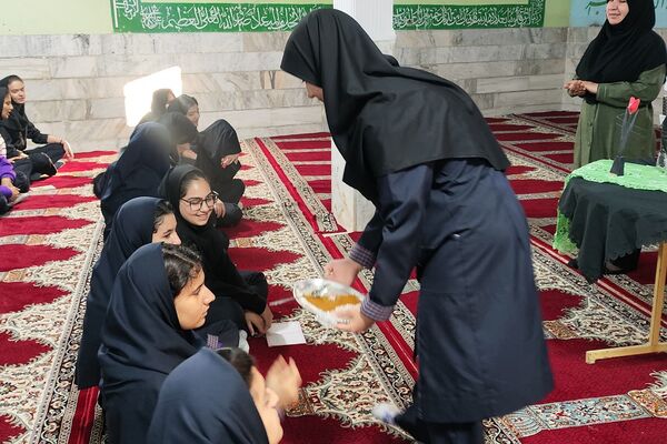 نمک‌گیر سفره مادر هستیم