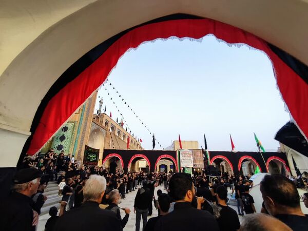 عزاداری زائران و مجاوران حرم مطهر اردهال در شب تاسوعای حسینی