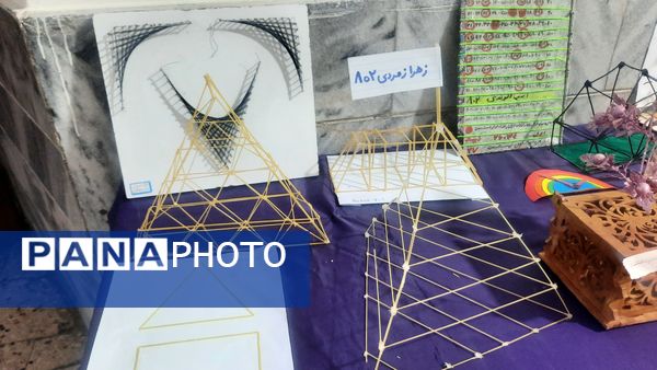 نمایشگاه دست‌سازهای دانش‌آموزان دبیرستان فرهنگیان ناحیه ۷ مشهد 