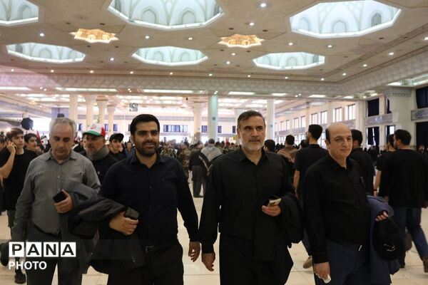 وداعِ تاریخی با «رهبر شهید ایران» از نگاه دوربین؛ تجلی بصیرت فرهنگیانِ «منطقه ۱۷» در مصلای تهران