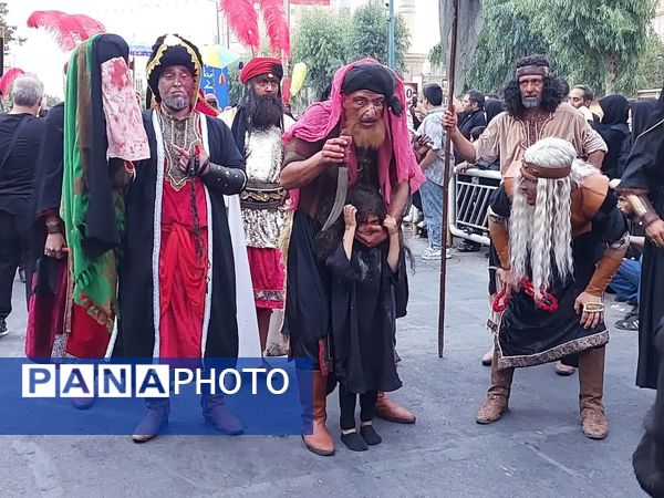 استقبال عزاداران حسینی از کاروان نمادین اسرای کربلا در قم