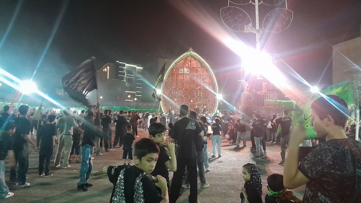 مراسم نخل‌گردانی شب عاشورا در حسینیه شهرک شهید فهمیده کرج