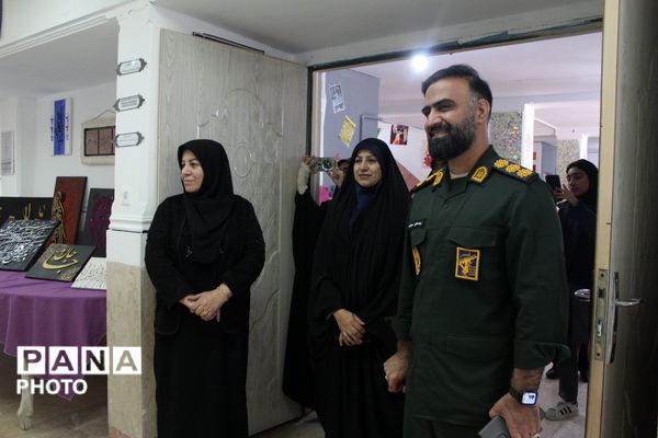  نمایشگاه فرهنگی هنری در هنرستان شهدای گمنام پرند