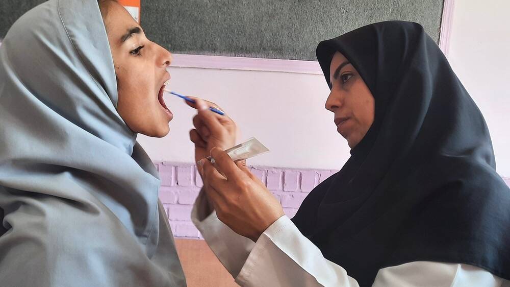 اجرای طرح وارنیش فلوراید در دبستان پنجم مهر