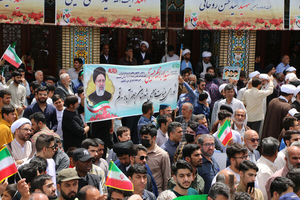 حضور پرشور نوجوانان قمی در آیین استقبال از رئیس جمهوری 