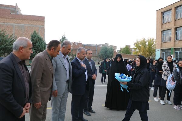 تجلیل مدیرکل آموزش و پرورش آذربایجان غربی از دانش‌آموز سخنران در نشست با رئیس جمهور
