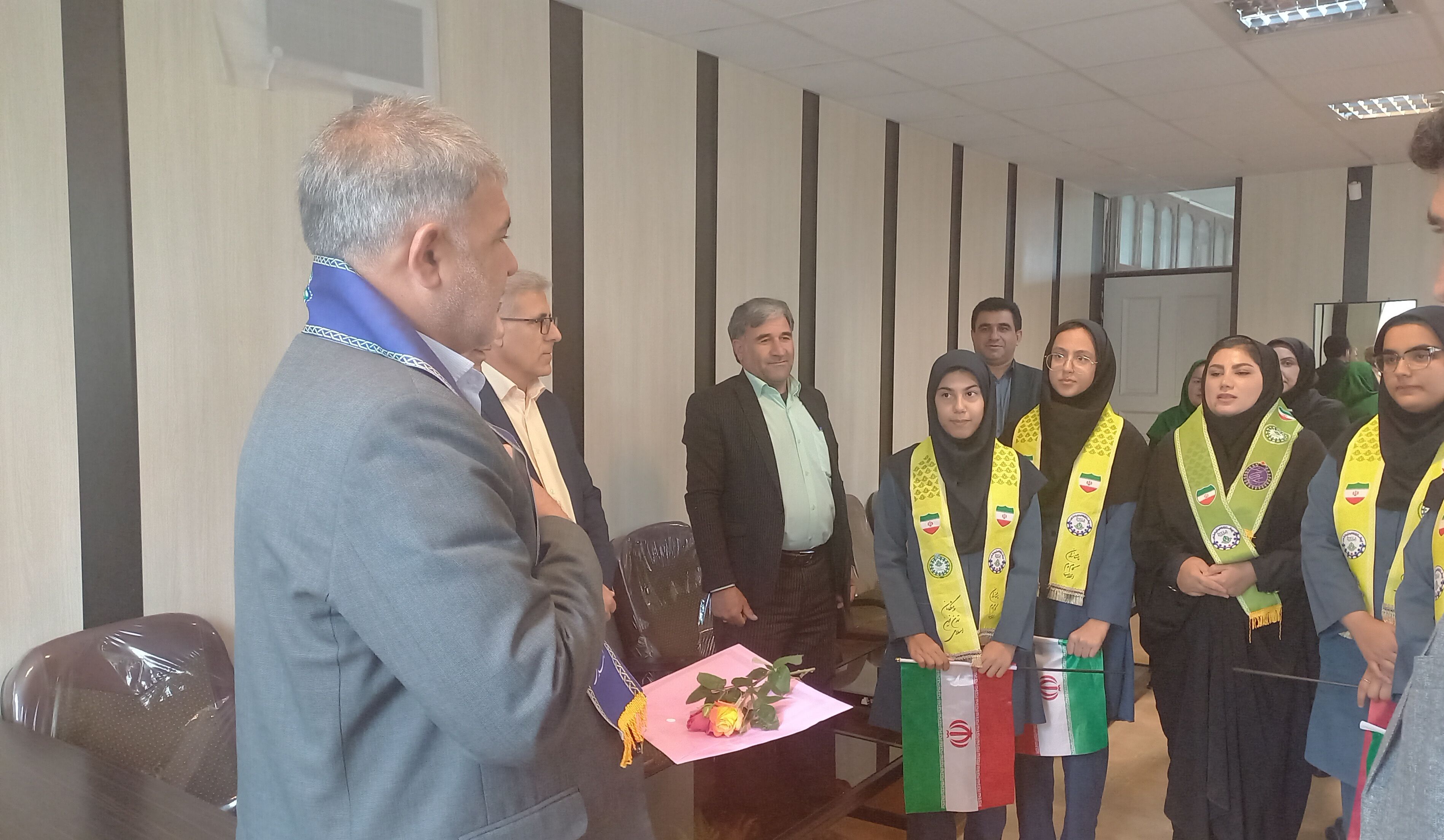 جامعه‌ای که به معلم خود ارج نهد آن جامعه موفق خواهد بود