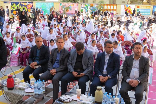 برگزاری جشن شکوفه‌های کلاس اولی‌ها در مدرسه دخترانه امام خمینی(ره) 