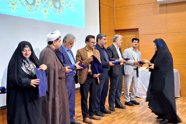 تقدیر از چهره های روشن در محفل ایمان 