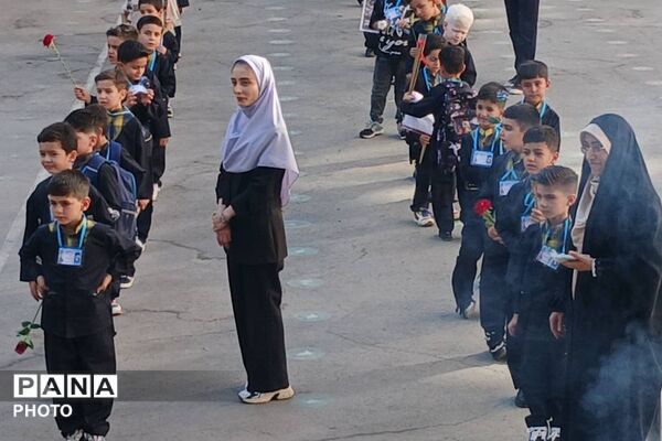 آغاز فصل دانایی؛ لبخند کلاس‌اولی‌ها در جشن شکوفه‌ها