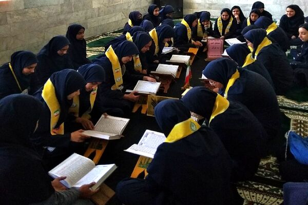 محفل انس با قرآن و گفتمان دینی با یادبود شهدای مقاومت در دبیرستان هوشنگی