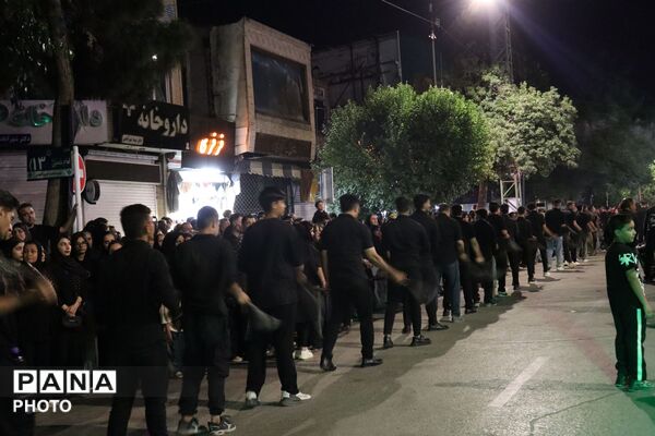 هیئت سینه‌زنی و زنجیرزنی در مسجد جامع نیشابور در شب عاشورا