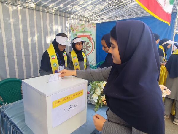  انتخابات شورای دانش‌آموزی در دبیرستان فرزانگان ۴ ناحیه ۷مشهد