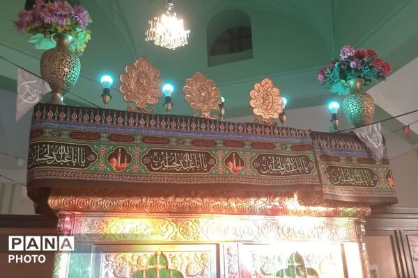 برافراشته شدن پرچم عزای حسینی در امامزاده قاسم زرقان