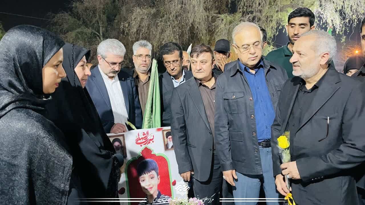 ادای احترام وزیر آموزش و پرورش به مقام شامخ شهدای دبستان شجره طیبه میناب