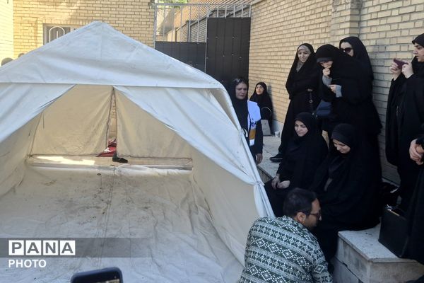 مربیان پیشتاز منطقه ۵ تهران، اصول تخصصی برپایی چادرهای امدادی هلال‌احمر را فرا گرفتند