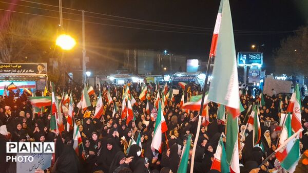 پنجاه و هشتمین شب اجتماع بیعت با رهبری در نورآباد دلفان؛ صحنه‌ای از حضور گرم مردم و بازگشته‌ی ناو دنا