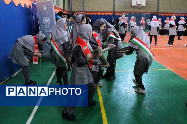 بهارستان دو صحنه همفکری، همدلی و همکاری پیشتازان در همایش یاوران انقلاب