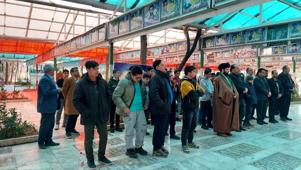 غبارروبی گلزار شهدای قم به‌مناسبت هفته کانون‌های فرهنگی تربیتی