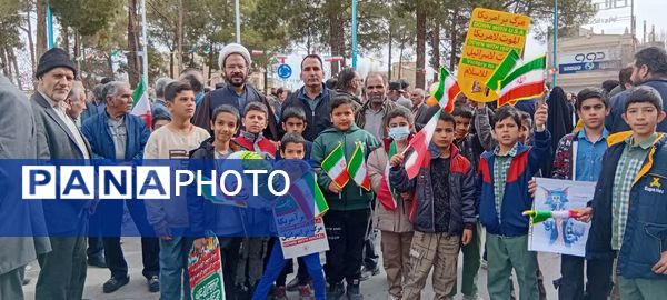 حضور پرشور دانش آموزان ابرکوه در راهپیمایی ۲۲ بهمن