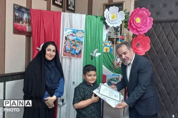تقدیر از نو آموزان پرتلاش در پویش «مشت کوچک، بدرقه بزرگ» ناحیه دو شهرری 