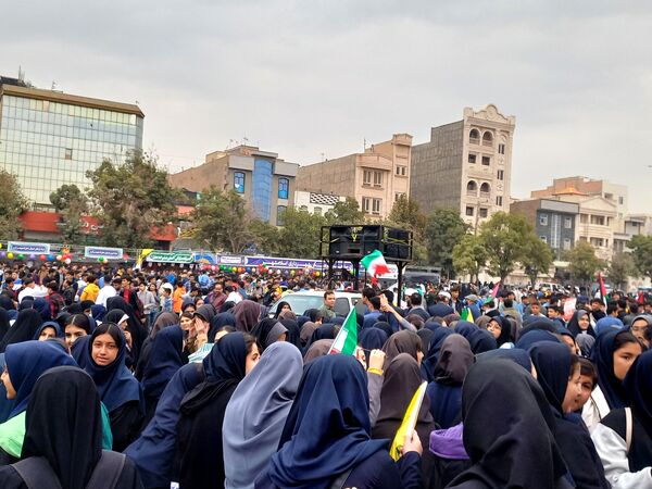 حضور دانش آموزان اسلامشهری در راهپیمایی ۱۳ آبان