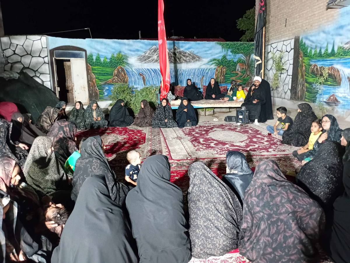 مراسم عزاداری ماه صفر در روستای نقاب با وجود قطع برق