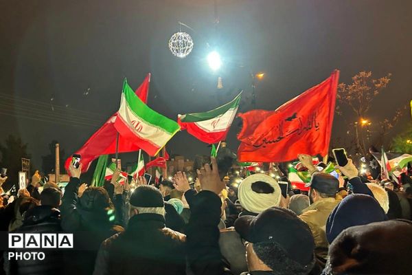حضور حماسی مستمر شبانه مردم پردیس در محکومیت تجاوز دشمن با وجود بارش برف