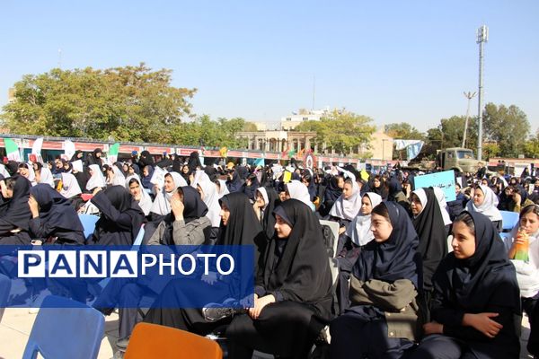 نمایشگاه هفته دفاع مقدس لاله‌های روشن در تبریز 