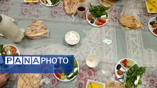 سفره مهربانی مهمانی خدا در آموزشگاه دخترانه نمونه دولتی فدک شهرستان فاروج 