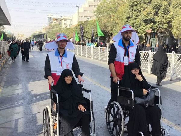 خدمت جوانان هلال‌احمر همدان به زائران رضوی در طرح ملی «قدم به قدم در مسیر بهشت»