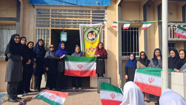 جشن باشکوه دهه فجر و پاسداشت پرچم جمهوری اسلامی در دبستان استقلال حاجی‌آباد