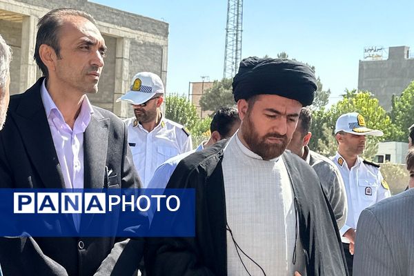 غبارروبی مزار شهدا در امام زاده حسن(ع) نسیم‌شهر