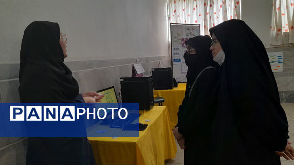 نمایشگاه هفته معرفی مشاغل در هنرستان شاهد نجمیه قم 