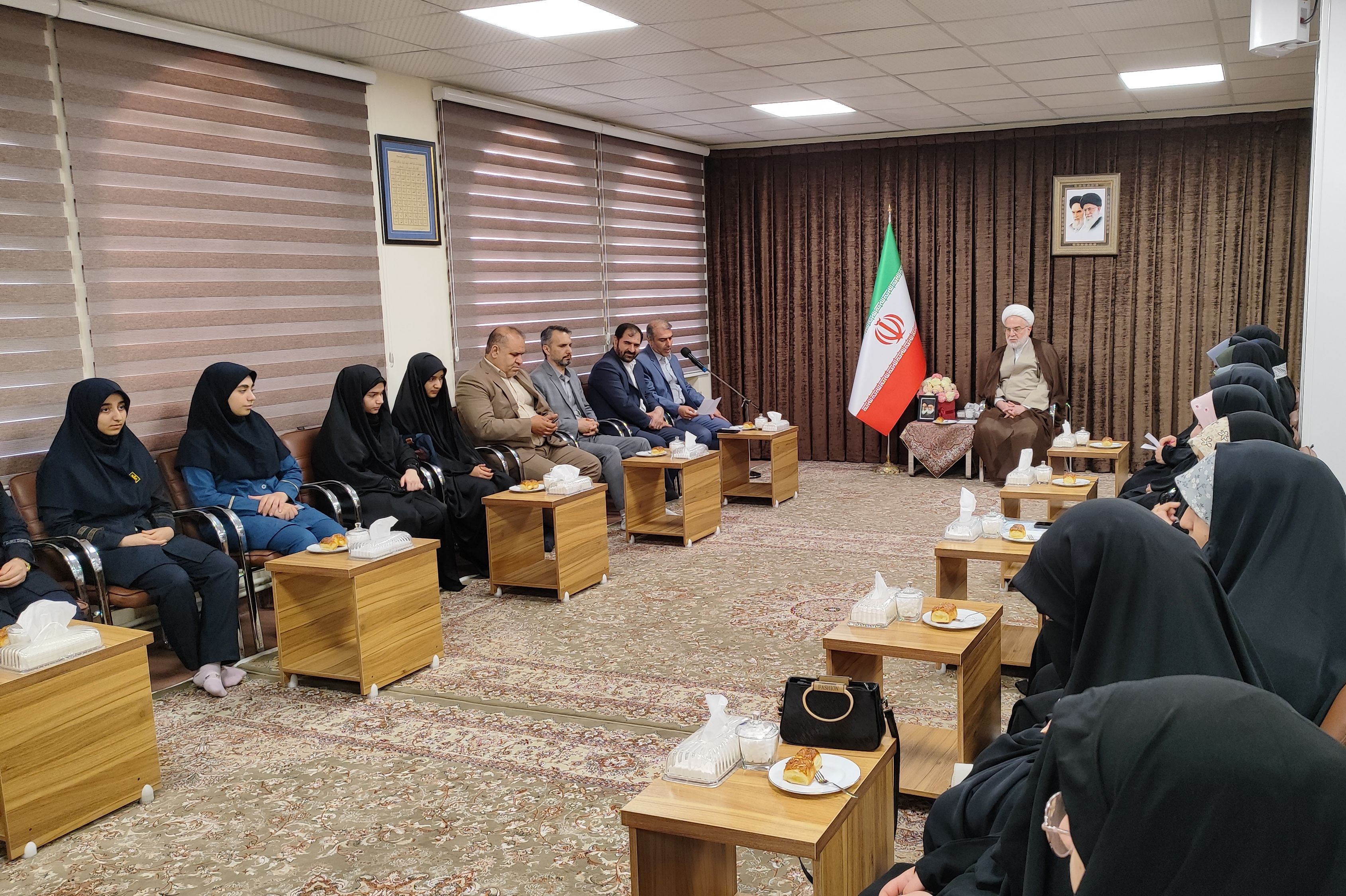 دیدار دختران دانش‌آموز سنندجی با نماینده ولی‌فقیه در کردستان 