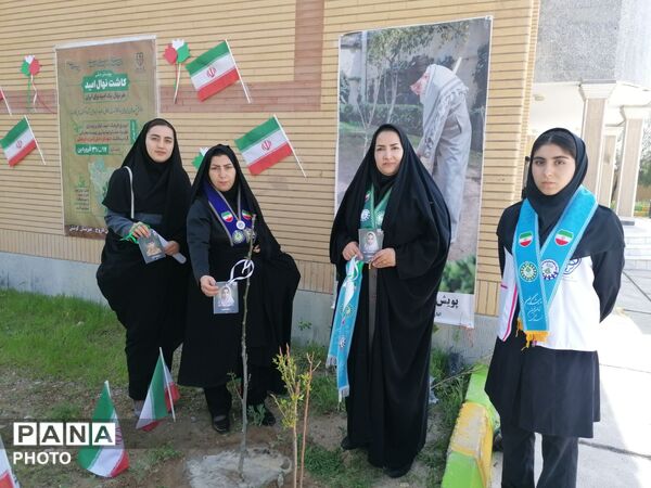 نهال کاری در فاروج به یاد دانش‌آموزان میناب 