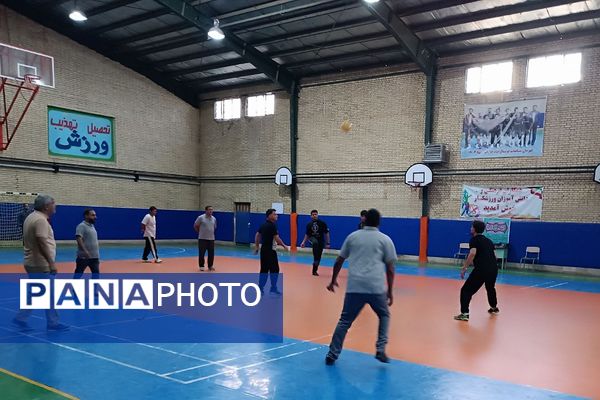 پدر و پسر در میدان ورزش؛ شور و نشاط ورزشی در مدرسه علامه طباطبایی پیشوا