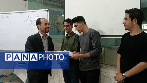 جلسه تبادل تجربه با رتبه ۵ کنکور در دبیرستان شاهد ابوذر غفاری 