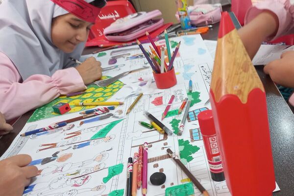 نمایش جلوه‌های ارادت فاطمی در روزنامه‌دیواری‌های مدرسه شهیدسرافراز اسلامشهر